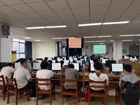 餐厅里的人们 中度可信度描述已自动生成