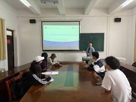 人们在房间里玩体感游戏 描述已自动生成